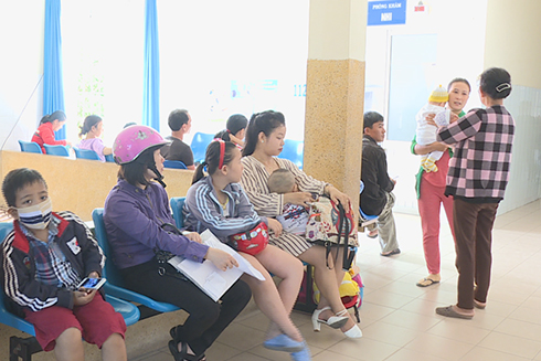Nhiều bệnh nhân nhi đến khám tại Bệnh viện Đa khoa tỉnh Khánh Hòa