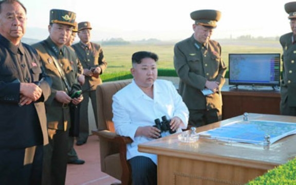 Nhà lãnh đạo CHDCND Triều Tiên Kim Jong-un (áo trắng) trong một buổi giám sát cùng các quan chức quân sự Triều Tiên. (Ảnh: Yonhap) Font Size:     |  