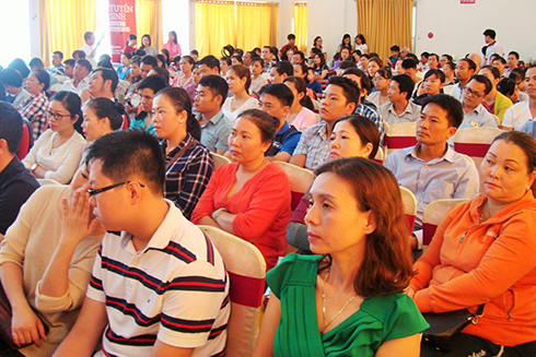 Hội thảo có sự tham gia của hơn 400 phụ huynh, học sinh. 