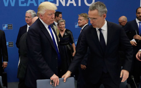Tổng thống Mỹ Donald Trump và Tổng thư ký NATO Jens Stoltenberg. (Ảnh: AFP)
