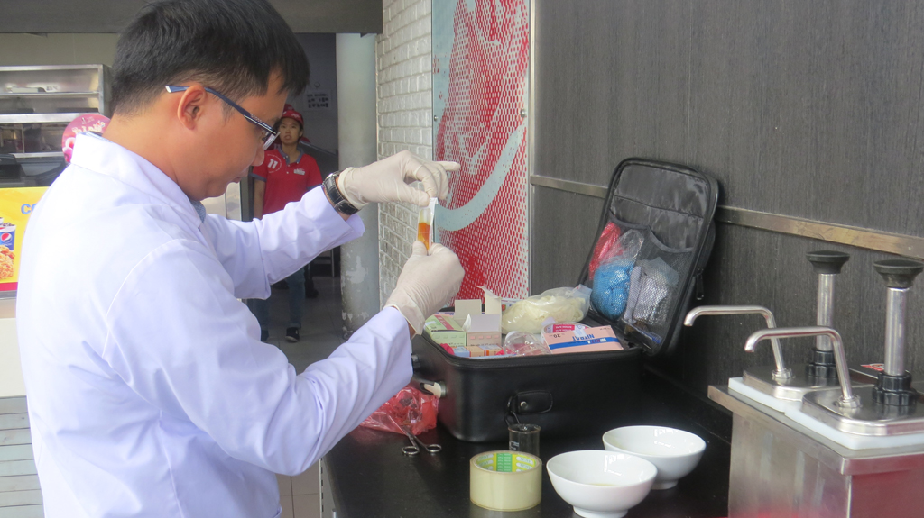 Kiểm tra kho thực phẩm ở cửa hàng  KFC đường Lê Thành Phương