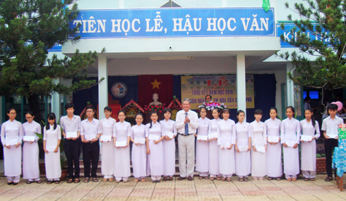 Ông Trần Quang Mẫn trao phần thưởng cho các học sinh đạt thành tích. 