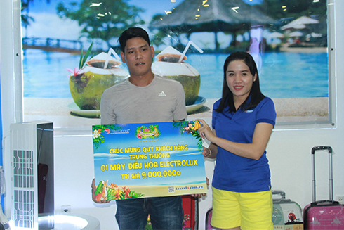 Đại diện Vietravel Nha Trang trao thưởng cho khách hàng Dương Thái Phú.  