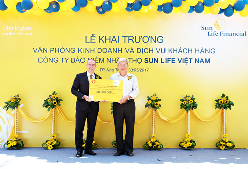 Ông Larry Madge - Tổng Giám đốc Sun Life Việt Nam trao số tiền hỗ trợ  các em học sinh cho lãnh đạo Hội Khuyến học tỉnh