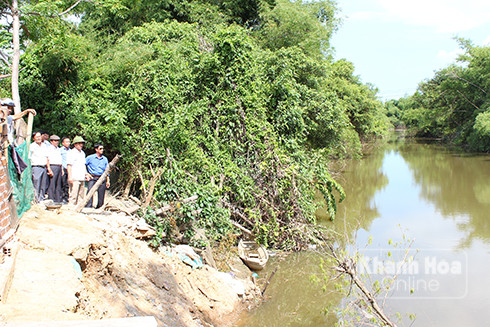 Đoàn kiểm tra của UBND thị xã Ninh Hòa  kiểm tra các đoạn bờ sông bị sạt lở