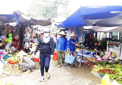 Không có lô sạp cố định, các tiểu thương ở chợ Cam Đức bày biện hàng hóa khá lộn xộn