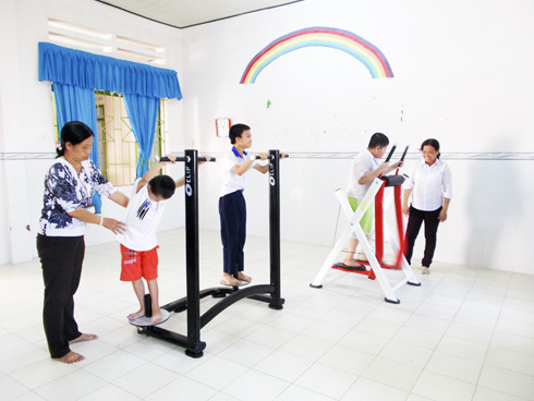 Các em ở Trung tâm Bảo trợ xã hội và Công tác xã hội thị xã Ninh Hòa tập luyện trên thiết bị mới.   