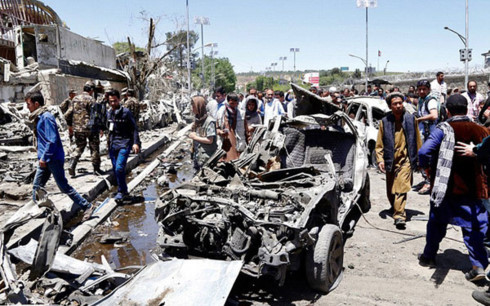 Hiện trường vụ đánh bom ở Kabul sáng 31/5. (Ảnh: EPA)