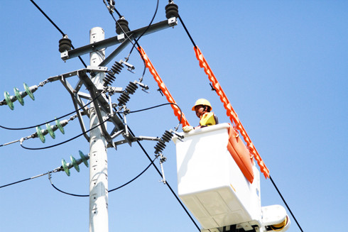 Điện lực Khánh Hòa kiểm tra, sửa chữa đường dây đảm bảo phục vụ Festival Biển năm 2017