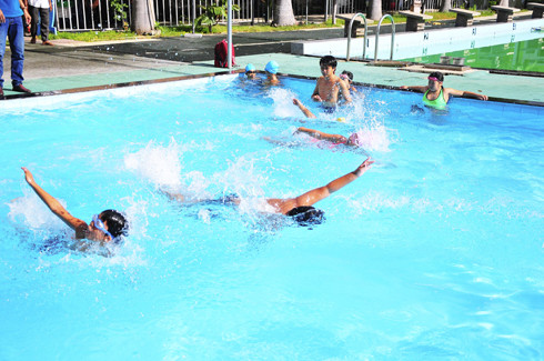Lớp bơi lội cho thiếu nhi do Thành đoàn Nha Trang tổ chức