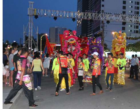 Unicorn-lion-dragon teams parading on Tran Phu Street.