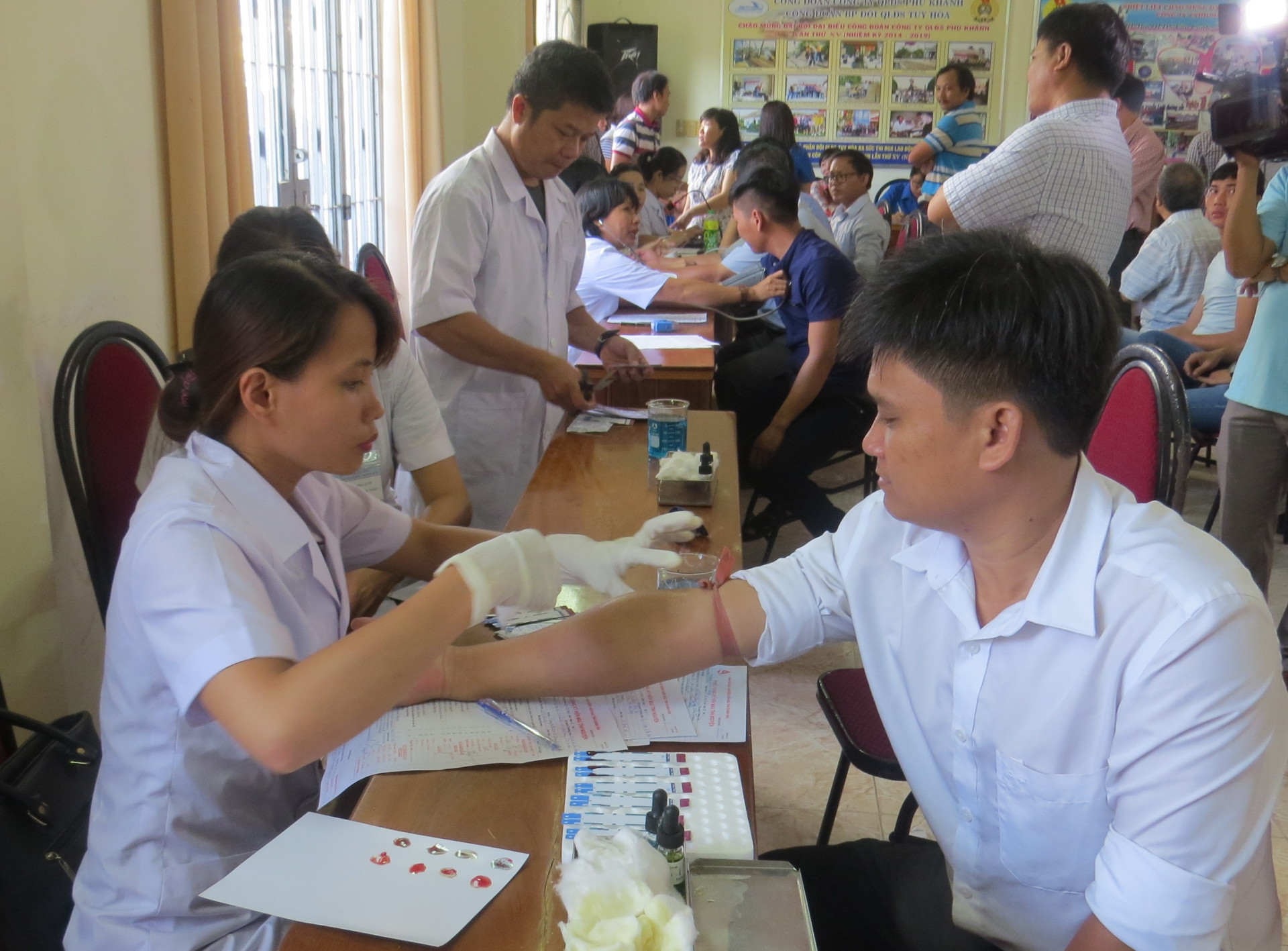 Test máu trước khi tham gia hiến máu tình nguyện