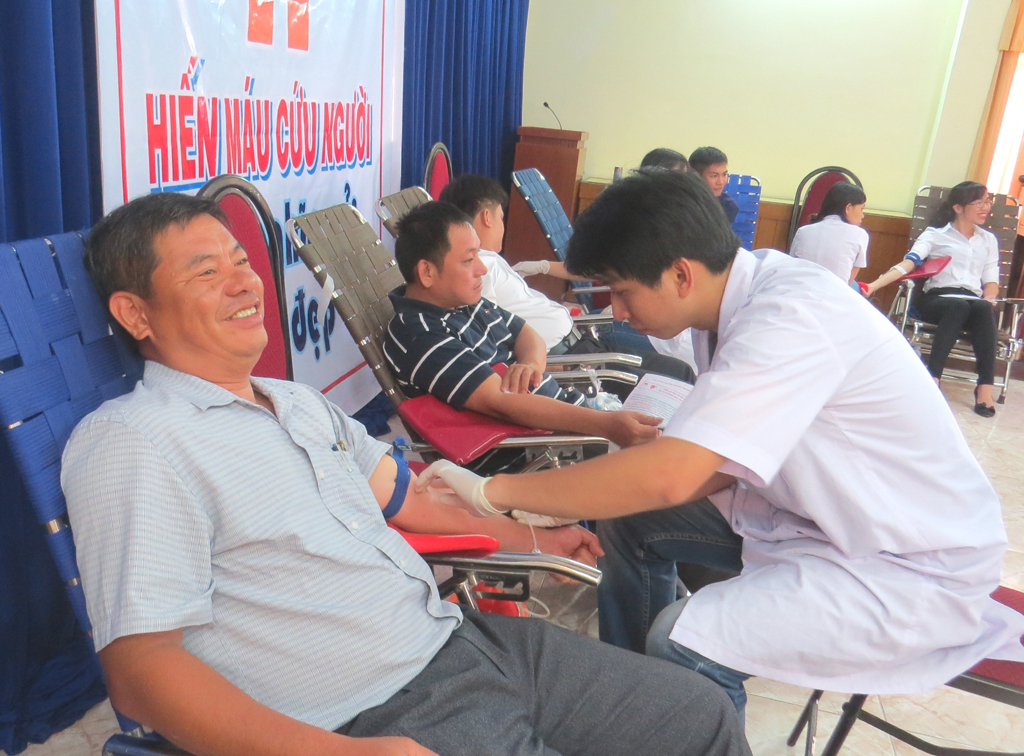 Cán bộ nhân viên của công ty tham gia hiến máu nhân đạo.