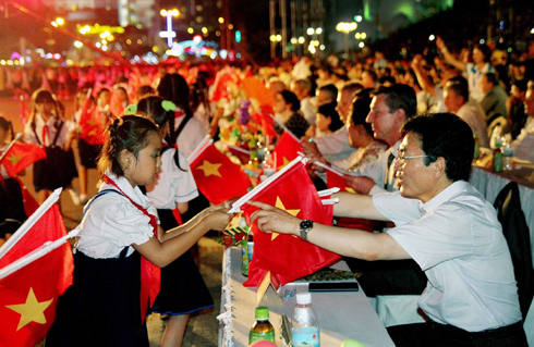 Thiếu nhi Tp. Nha Trang tặng cờ Tổ quốc cho quan khách và du khách trong đêm khai mạc Festival Biển Nha Trang 2015.