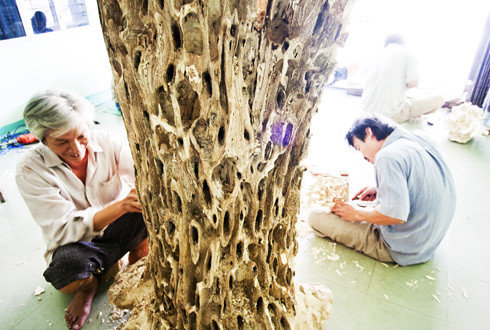 Người dân làng nghề thao tác làm ra sản phẩm từ thân cây dó bầu
