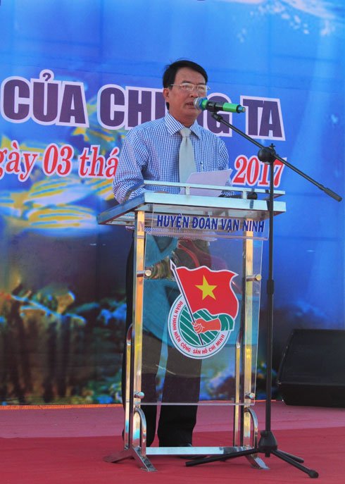 Ông Võ Lục Phẩm - Phó Chủ tịch UBND huyện Vạn Ninh đọc diễn văn.