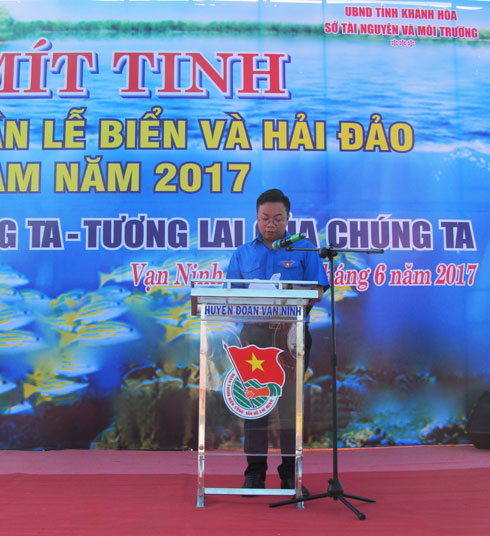 Lãnh đạo Huyện đoàn Vạn Ninh đáp lời kêu gọi của chính quyền huyện phát huy vai trò xung kích tuổi trẻ xây dựng biển đảo Vạn Ninh giàu đẹp.