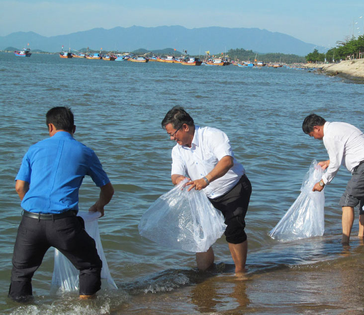 Lãnh đạo huyện và sở thả cá tái tạo nguồn lợi