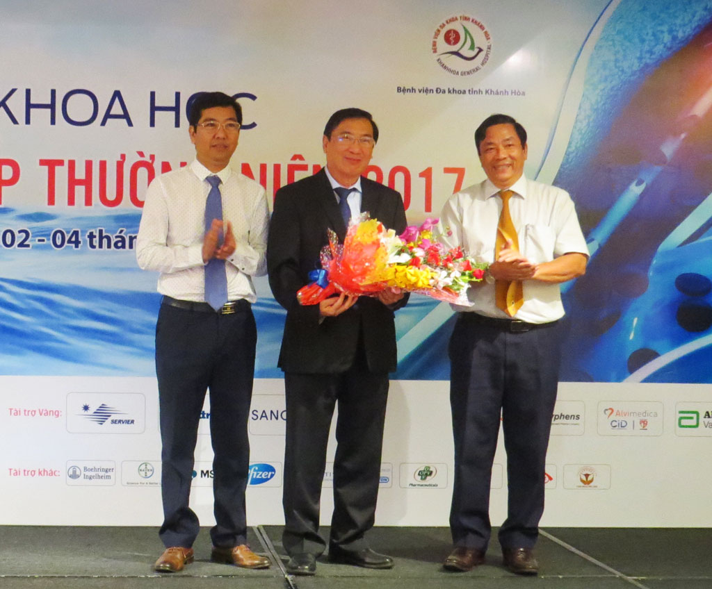 Lãnh đạo Bệnh viện Đa khoa tỉnh tặng hoa cho Giáo sư Võ Thành Nhân - Chủ tịch Hội Tim mạch can thiệp TP. Hồ Chí Minh