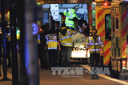 Chuyển nạn nhân sau vụ xe tải lao vào người đi bộ trên Cầu London tối 3/6. Ảnh: AFP/ TTXVN