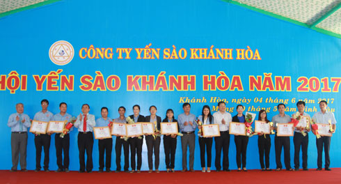 Lãnh đạo tỉnh và lãnh đạo Công ty Yến sào Khánh Hòa tặng thưởng cho các cá nhân xuất sắc.