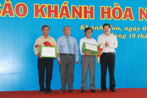 Lãnh đạo UBND tỉnh tặng quà cho đại diện chi tộc họ Lê phường Vĩnh Nguyên và phường Phước Hải (TP. Nha Trang).