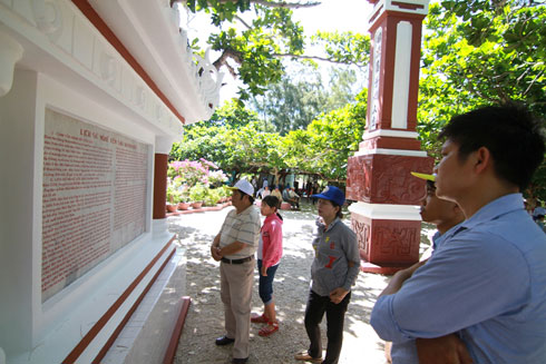 Nhiều người đến đảo Hòn Nội chăm chú xem lại lịch sử ngành nghề yến sào.