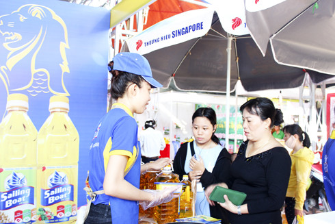 Diễn ra từ ngày 1 đến 7-6 tại sân bóng Thanh niên (TP. Nha Trang), Hội chợ Thương mại quốc tế Festival Biển Nha Trang 2017 tạo được nhiều ấn tượng bởi những đổi mới và các điểm nhấn trong cách tổ chức. Đặc biệt, lượng khách tham quan mua sắm tại hội chợ vượt sự mong đợi của nhiều doanh nghiệp (DN)