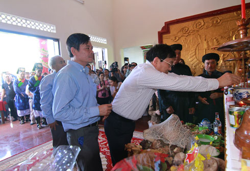 Leaders of Khanh Hoa Province thurifying.