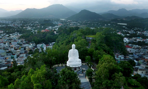 Tượng Kim Thân Phật Tổ tọa lạc trên đồi Trại Thủy – Nha Trang.