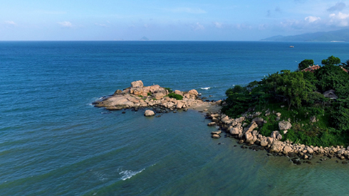 6.	Danh thắng Hòn Chồng, điểm tham quan du lịch nổi tiếng của thành phố biển Nha Trang.