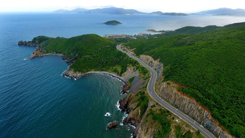 Con đường ven biển uốn lượn quanh bờ vịnh Nha Trang.