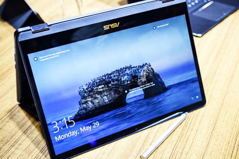  ZenBook Flip S có bản lề cho phép lật 360 độ để chuyển đổi giữa các chế độ 
