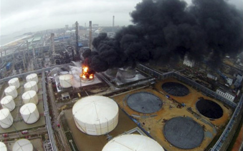 Ảnh minh họa: Một vụ cháy ở nhà máy hóa dầu ở Chương Châu, Phúc Kiến, Trung Quốc, năm 2015. Ảnh: Reuters.