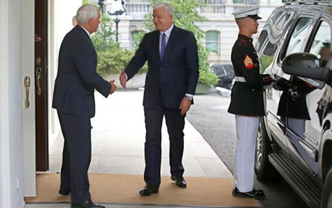 Phó Tổng thống Mỹ Mike Pence (trái) đón Thủ tướng Montenegro Markovic tại Mỹ. Ảnh: Reuters