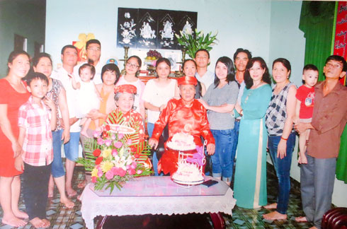 Ông Đoàn cùng các nhà từ thiện tổ chức nấu ăn cho các cháu thiếu nhi thôn Văn Sơn,  xã Cam Phước Tây nhân ngày 1-6.