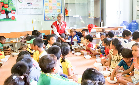 Ông Đoàn cùng các nhà từ thiện tổ chức nấu ăn cho các cháu thiếu nhi thôn Văn Sơn, xã Cam Phước Tây nhân ngày 1-6.