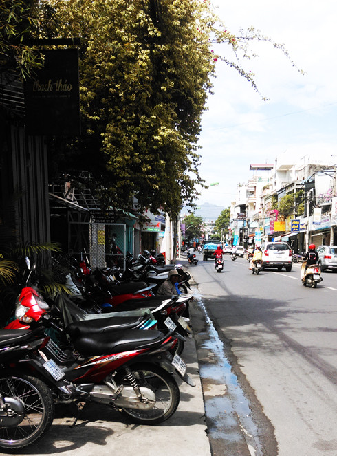 Một quán cà phê trên đường Nguyễn Trãi để xe chiếm hết vỉa hè. Ảnh: THU HIỀN