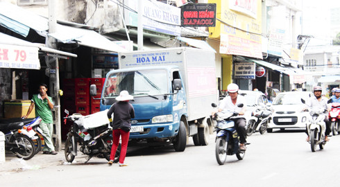 Một cảnh chiếm dụng lòng lề đường để xe ô tô, xe máy,  buôn bán trên đường Phương Sài