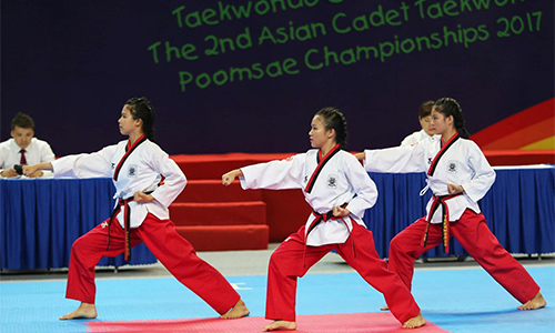 Bộ ba Kim Phương - Ngọc Hân - Minh Anh mở hàng cho taekwondon Việt Nam bằng chiếc HC vàng quyền đồng đội tiêu chuẩn nữ. Ảnh: Nguyên Phương. 