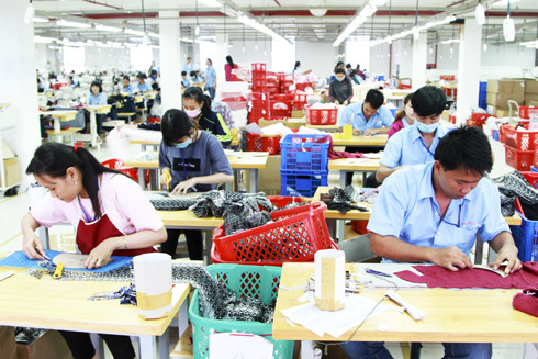 Công nhân Công ty FLD Việt Nam sản xuất hàng xuất khẩu