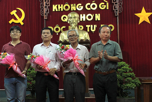 Lãnh đạo Bảo tàng  Khánh Hòa  tặng hoa cho đại diện các câu lạc bộ tham gia triển lãm