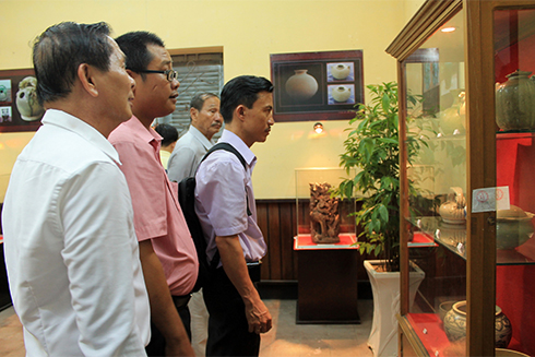Đại biểu tham quan triển lãm cổ ngoạn Nha Trang