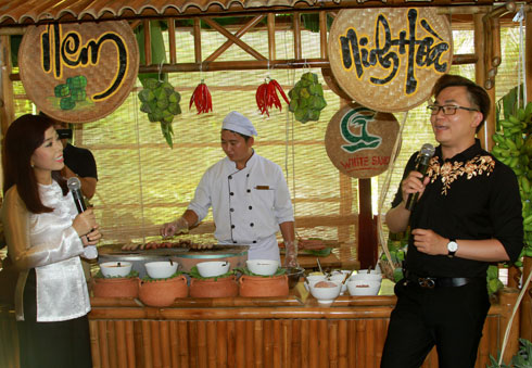 MC Dai Nghia from Ho Chi Minh City introducing Ninh Hoa’s dishes.