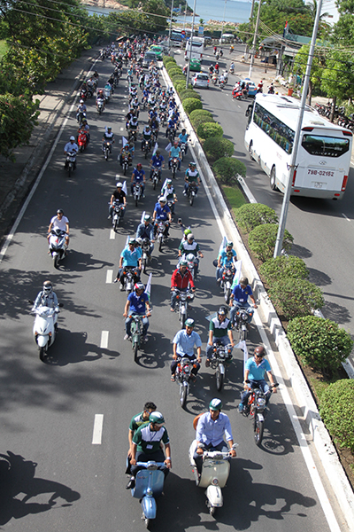 Các xe diễu hành trên đường Phạm Văn Đồng.