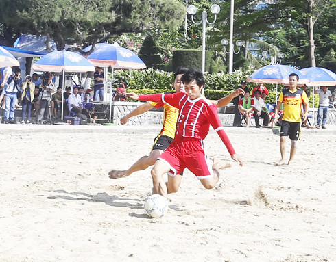 Nhiều gương mặt trẻ nổi bật tại Giải bóng đá bãi biển tỉnh 2017