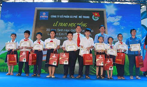 Ông Nguyễn Tấn Tuân cùng lãnh đạo Công ty Cổ phần Cà phê Mê Trang trao học bổng cho học sinh là con của ngư dân