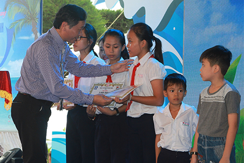 Ông Nguyễn Đắc Tài trao học bổng cho các em học sinh