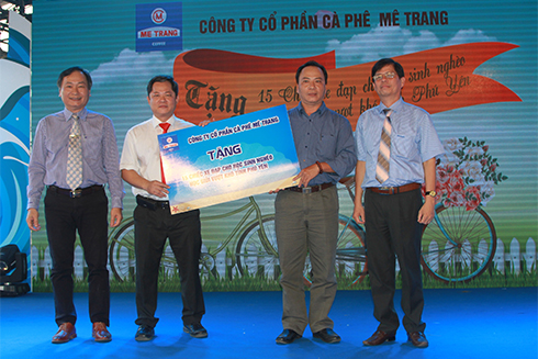  Trao tượng trưng xe đạp cho đại diện huyện Tây Hòa (Phú Yên)