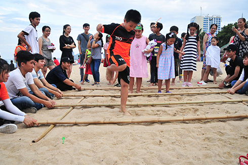 Children join bamboo pole dance.